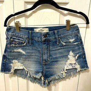 NWT Hollister Jean shorts.Weathered w/lace detail. Sz 5/27.High rise short short